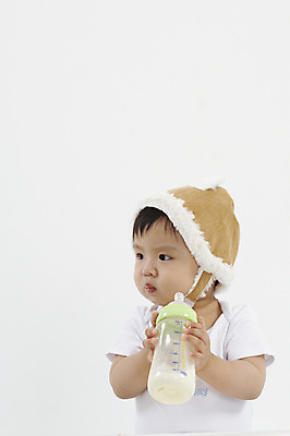포토 JPG 스튜디오촬영 모자 남자 아들 털모자 실내 한명 사람 동양인 상반신 세로 한국인 아기 젖병 먹기 남자만 남자한명만 아기만 남자아기만 남자아기한명만 국내포토 모자_잡화 1 잡화 가족 모션 인종 내부 아기용품 파일형식