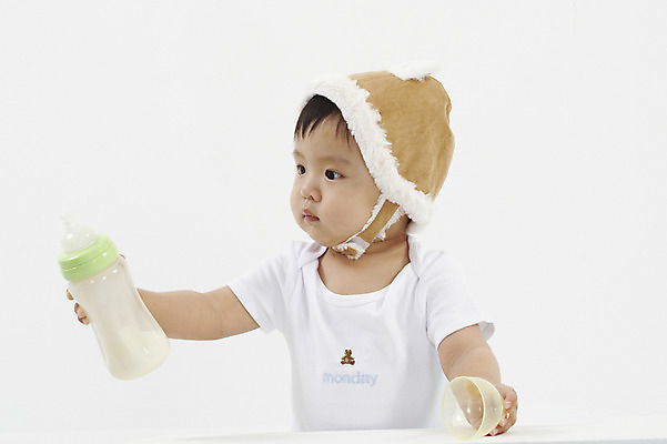 포토 JPG 스튜디오촬영 모자 남자 아들 털모자 실내 한명 사람 동양인 상반신 가로 한국인 뚜껑 아기 젖병 주기 남자만 남자한명만 아기만 남자아기만 남자아기한명만 국내포토 모자_잡화 1 잡화 가족 모션 인종 내부 아기용품 파일형식