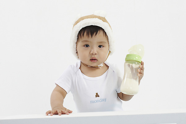 포토 JPG 스튜디오촬영 모자 남자 아들 의자 털모자 실내 한명 사람 동양인 상반신 가로 한국인 아기 젖병 남자만 남자한명만 아기만 남자아기만 남자아기한명만 국내포토 모자_잡화 1 잡화 가구 가족 인종 내부 아기용품 파일형식