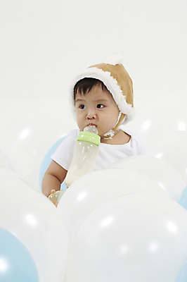 포토 JPG 스튜디오촬영 모자 남자 아들 털모자 실내 한명 사람 동양인 상반신 세로 한국인 아기 젖병 먹기 풍선 남자만 남자한명만 아기만 남자아기만 남자아기한명만 국내포토 모자_잡화 1 잡화 가족 모션 인종 내부 아기용품 파일형식