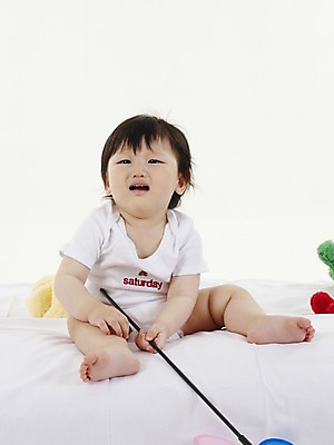 포토 JPG 스튜디오촬영 전신 여자 딸 실내 한명 사람 앉기 동양인 세로 한국인 아기 막대기 울음 쇠막대기 여자만 여자한명만 아기만 여자아기만 여자아기한명만 국내포토 1 가족 모션 표정 인종 내부 파일형식