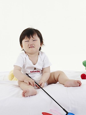 포토 JPG 스튜디오촬영 전신 여자 딸 실내 한명 사람 앉기 동양인 세로 장난감 한국인 아기 막대기 울음 바람개비 눈물 여자만 여자한명만 아기만 여자아기만 여자아기한명만 국내포토 1 감정 가족 모션 표정 인종 내부 파일형식