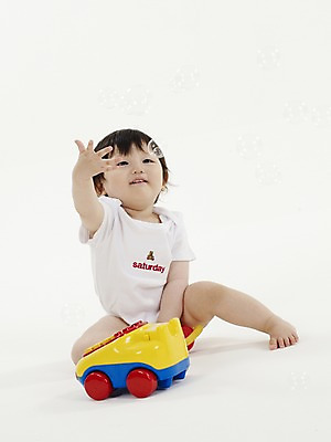 포토 JPG 스튜디오촬영 전신 여자 딸 실내 한명 사람 앉기 동양인 손짓 세로 장난감 놀이용품 한국인 아기 비눗방울 전화기 수화기 여자만 여자한명만 아기만 여자아기만 여자아기한명만 국내포토 1 가족 모션 인종 내부 오브젝트 파일형식