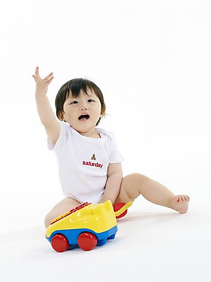 포토 JPG 스튜디오촬영 전신 여자 딸 실내 한명 사람 앉기 동양인 손짓 세로 장난감 놀이용품 한국인 아기 전화기 수화기 여자만 여자한명만 아기만 여자아기만 여자아기한명만 국내포토 1 가족 모션 인종 내부 오브젝트 파일형식