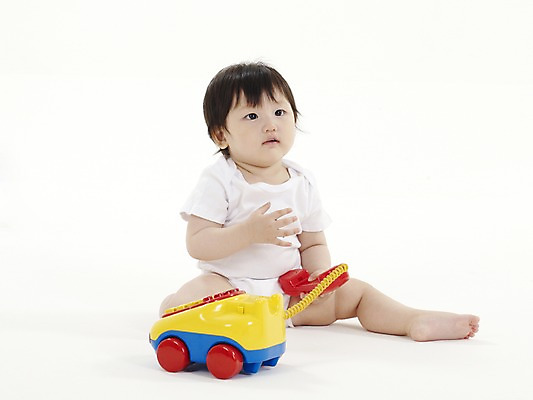 포토 JPG 스튜디오촬영 전신 여자 딸 실내 한명 사람 앉기 동양인 손짓 가로 장난감 놀이용품 한국인 아기 전화기 수화기 여자만 여자한명만 아기만 여자아기만 여자아기한명만 국내포토 1 가족 모션 인종 내부 오브젝트 파일형식