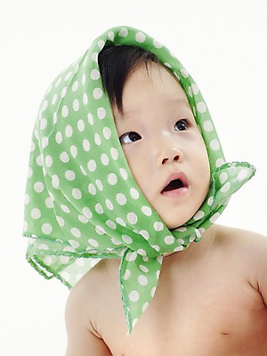 포토 JPG 스튜디오촬영 여자 딸 얼굴 실내 두건 한명 사람 동양인 근접촬영 상반신 신체부위 세로 한국인 아기 천 여자만 여자한명만 아기만 여자아기만 여자아기한명만 국내포토 1 뷰포인트 가족 인종 내부 직물 파일형식