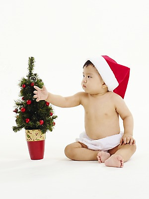 포토 JPG 스튜디오촬영 전신 모자 남자 아들 크리스마스장식 크리스마스 산타모자 실내 한명 사람 앉기 동양인 손짓 세로 크리스마스트리 한국인 아기 남자만 남자한명만 아기만 남자아기만 남자아기한명만 국내포토 모자_잡화 1 잡화 기념일 가족 모션 인종 내부 파일형식