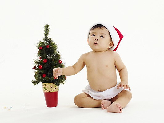 포토 JPG 스튜디오촬영 전신 모자 남자 아들 크리스마스장식 크리스마스 산타모자 실내 한명 사람 앉기 동양인 손짓 가로 크리스마스트리 한국인 아기 남자만 남자한명만 아기만 남자아기만 남자아기한명만 국내포토 모자_잡화 1 잡화 기념일 가족 모션 인종 내부 파일형식