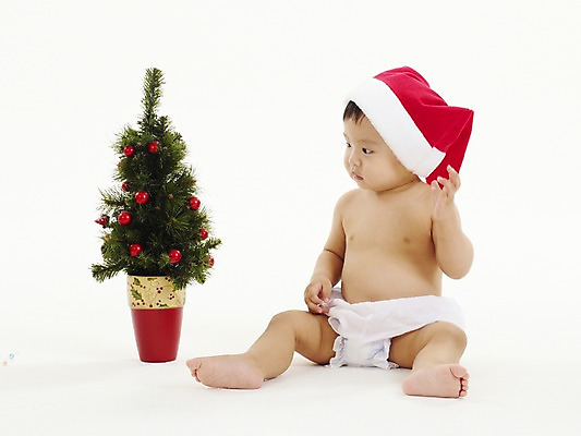 포토 JPG 스튜디오촬영 전신 모자 남자 아들 크리스마스장식 크리스마스 산타모자 실내 한명 사람 앉기 동양인 가로 크리스마스트리 한국인 아기 남자만 남자한명만 아기만 남자아기만 남자아기한명만 국내포토 모자_잡화 1 잡화 기념일 가족 모션 인종 내부 파일형식