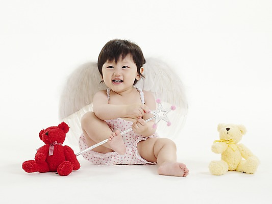 포토 JPG 스튜디오촬영 전신 여자 딸 인형 날개 천사 실내 한명 미소 웃음 사람 앉기 동양인 가로 장난감 곰인형 한국인 아기 마술지팡이 별막대기 요술지팡이 여자만 여자한명만 아기만 여자아기만 여자아기한명만 국내포토 1 가족 모션 표정 인종 내부 막대기 마술도구 파일형식