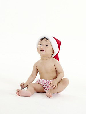 포토 JPG 스튜디오촬영 전신 모자 여자 딸 산타모자 실내 한명 사람 앉기 동양인 세로 한국인 아기 신용카드 여자만 여자한명만 아기만 여자아기만 여자아기한명만 국내포토 모자_잡화 1 잡화 크리스마스 가족 모션 인종 내부 금융 파일형식