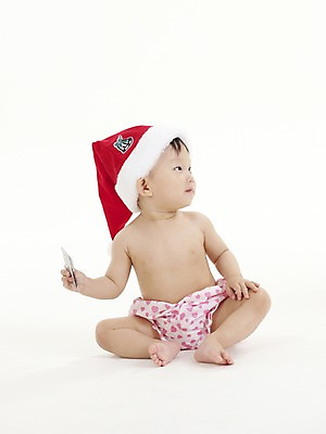 포토 JPG 스튜디오촬영 전신 모자 여자 딸 산타모자 실내 한명 사람 앉기 동양인 세로 한국인 아기 신용카드 여자만 여자한명만 아기만 여자아기만 여자아기한명만 국내포토 모자_잡화 1 잡화 크리스마스 가족 모션 인종 내부 금융 파일형식