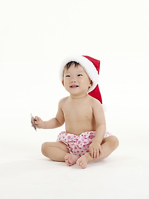 포토 JPG 스튜디오촬영 전신 모자 여자 딸 산타모자 실내 한명 미소 웃음 사람 앉기 동양인 세로 한국인 아기 신용카드 여자만 여자한명만 아기만 여자아기만 여자아기한명만 국내포토 모자_잡화 1 잡화 크리스마스 가족 모션 표정 인종 내부 금융 파일형식