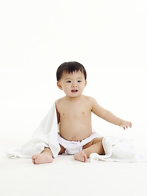 포토 JPG 스튜디오촬영 전신 남자 아들 실내 한명 사람 앉기 동양인 세로 수건 한국인 아기 남자만 남자한명만 아기만 남자아기만 남자아기한명만 국내포토 1 가족 모션 인종 내부 위생용품 파일형식