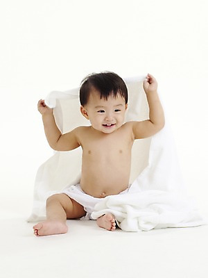 포토 JPG 스튜디오촬영 전신 남자 아들 실내 한명 미소 웃음 사람 앉기 동양인 세로 수건 한국인 아기 남자만 남자한명만 아기만 남자아기만 남자아기한명만 국내포토 1 가족 모션 표정 인종 내부 위생용품 파일형식