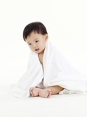 포토 JPG 스튜디오촬영 전신 남자 아들 실내 한명 사람 앉기 동양인 세로 수건 한국인 아기 남자만 남자한명만 아기만 남자아기만 남자아기한명만 국내포토 1 가족 모션 인종 내부 위생용품 파일형식