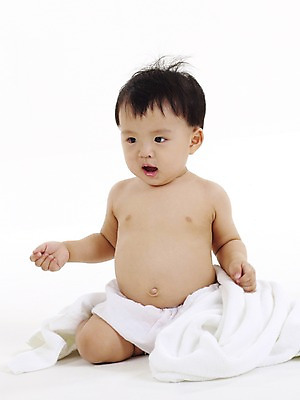 포토 JPG 스튜디오촬영 전신 남자 아들 실내 한명 사람 앉기 동양인 세로 수건 한국인 아기 남자만 남자한명만 아기만 남자아기만 남자아기한명만 국내포토 1 가족 모션 인종 내부 위생용품 파일형식