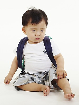 포토 JPG 스튜디오촬영 전신 남자 아들 가방 반바지 실내 한명 사람 앉기 동양인 캐주얼 세로 한국인 아기 졸음 남자만 남자한명만 아기만 남자아기만 남자아기한명만 국내포토 1 잡화 옷 감정 바지 가족 모션 인종 내부 파일형식