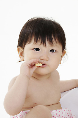 포토 JPG 스튜디오촬영 여자 딸 음식 실내 한명 사람 동양인 상반신 세로 쿠키 과자 한국인 아기 먹기 여자만 여자한명만 아기만 여자아기만 여자아기한명만 국내포토 1 가족 모션 디저트 인종 내부 파일형식