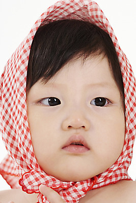 포토 JPG 스튜디오촬영 여자 딸 얼굴 실내 두건 한명 사람 동양인 근접촬영 신체부위 세로 한국인 아기 천 체크무늬 여자만 여자한명만 아기만 여자아기만 여자아기한명만 국내포토 1 뷰포인트 무늬 가족 인종 내부 직물 파일형식
