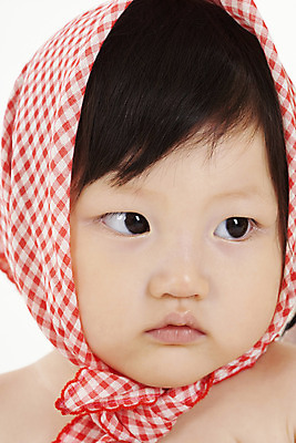 포토 JPG 스튜디오촬영 여자 딸 얼굴 실내 두건 한명 사람 동양인 근접촬영 신체부위 세로 한국인 아기 천 체크무늬 여자만 여자한명만 아기만 여자아기만 여자아기한명만 국내포토 1 뷰포인트 무늬 가족 인종 내부 직물 파일형식