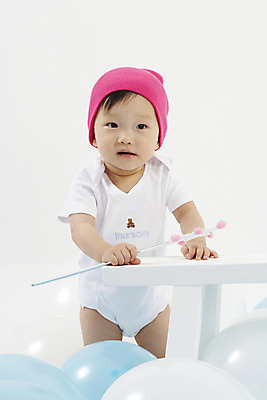 포토 JPG 스튜디오촬영 모자 여자 딸 의자 실내 한명 서기 사람 동양인 상반신 세로 장난감 한국인 아기 풍선 비니 마술지팡이 별막대기 요술지팡이 여자만 여자한명만 아기만 여자아기만 여자아기한명만 국내포토 모자_잡화 1 잡화 가구 가족 모션 인종 내부 막대기 마술도구 파일형식