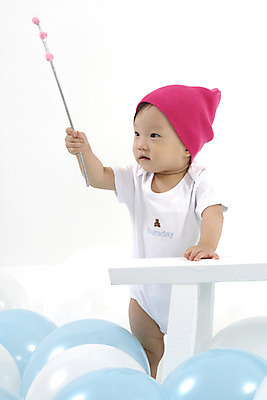 포토 JPG 스튜디오촬영 모자 여자 딸 의자 실내 한명 서기 사람 동양인 손짓 상반신 세로 장난감 한국인 아기 풍선 비니 마술지팡이 별막대기 요술지팡이 여자만 여자한명만 아기만 여자아기만 여자아기한명만 국내포토 모자_잡화 1 잡화 가구 가족 모션 인종 내부 막대기 마술도구 파일형식