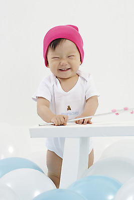 포토 JPG 스튜디오촬영 모자 여자 딸 의자 실내 한명 서기 미소 웃음 사람 동양인 상반신 세로 장난감 한국인 아기 풍선 비니 마술지팡이 별막대기 요술지팡이 여자만 여자한명만 아기만 여자아기만 여자아기한명만 국내포토 모자_잡화 1 잡화 가구 가족 모션 표정 인종 내부 막대기 마술도구 파일형식