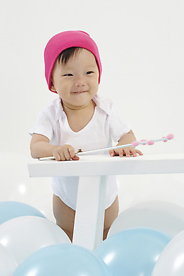 포토 JPG 스튜디오촬영 모자 여자 딸 의자 실내 한명 서기 미소 웃음 사람 동양인 상반신 세로 장난감 한국인 아기 풍선 비니 마술지팡이 별막대기 요술지팡이 여자만 여자한명만 아기만 여자아기만 여자아기한명만 국내포토 모자_잡화 1 잡화 가구 가족 모션 표정 인종 내부 막대기 마술도구 파일형식