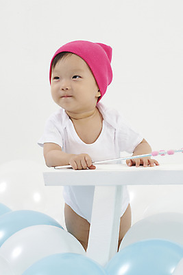 포토 JPG 스튜디오촬영 모자 여자 딸 의자 실내 한명 서기 미소 웃음 사람 동양인 상반신 세로 장난감 한국인 아기 풍선 비니 마술지팡이 별막대기 요술지팡이 여자만 여자한명만 아기만 여자아기만 여자아기한명만 국내포토 모자_잡화 1 잡화 가구 가족 모션 표정 인종 내부 막대기 마술도구 파일형식