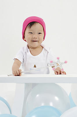 포토 JPG 스튜디오촬영 모자 여자 딸 의자 실내 한명 서기 미소 웃음 사람 동양인 상반신 세로 장난감 한국인 아기 풍선 비니 마술지팡이 별막대기 요술지팡이 여자만 여자한명만 아기만 여자아기만 여자아기한명만 국내포토 모자_잡화 1 잡화 가구 가족 모션 표정 인종 내부 막대기 마술도구 파일형식