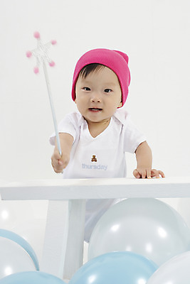 포토 JPG 스튜디오촬영 모자 여자 딸 의자 실내 한명 서기 사람 동양인 손짓 상반신 세로 장난감 한국인 아기 풍선 비니 마술지팡이 별막대기 요술지팡이 여자만 여자한명만 아기만 여자아기만 여자아기한명만 국내포토 모자_잡화 1 잡화 가구 가족 모션 인종 내부 막대기 마술도구 파일형식