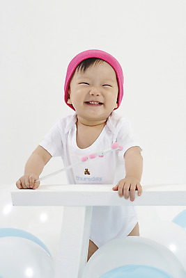 포토 JPG 스튜디오촬영 모자 여자 딸 의자 실내 한명 서기 미소 웃음 사람 동양인 상반신 세로 장난감 한국인 아기 풍선 비니 마술지팡이 별막대기 요술지팡이 여자만 여자한명만 아기만 여자아기만 여자아기한명만 국내포토 모자_잡화 1 잡화 가구 가족 모션 표정 인종 내부 막대기 마술도구 파일형식