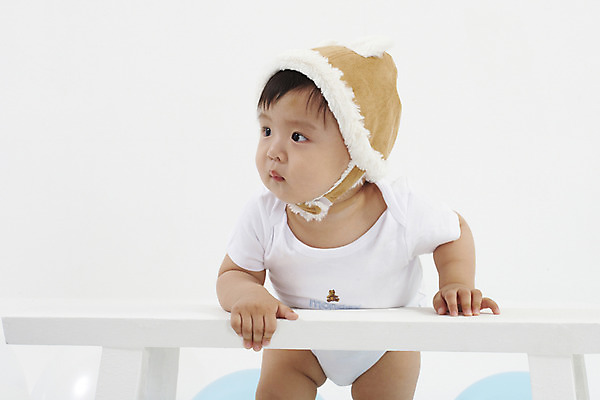 포토 JPG 스튜디오촬영 모자 남자 아들 의자 털모자 실내 한명 서기 사람 동양인 상반신 가로 한국인 아기 풍선 남자만 남자한명만 아기만 남자아기만 남자아기한명만 국내포토 모자_잡화 1 잡화 가구 가족 모션 인종 내부 파일형식