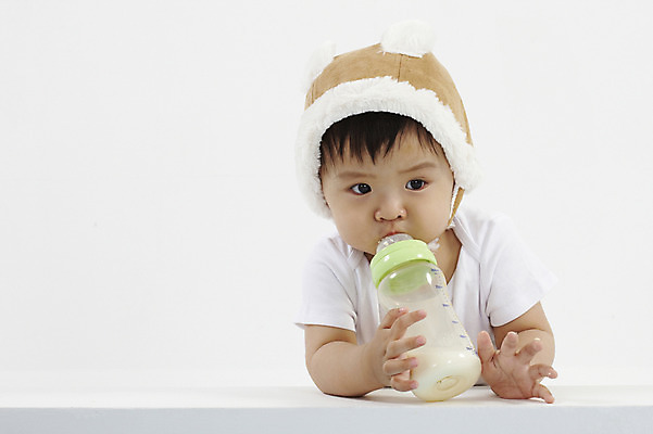 포토 JPG 스튜디오촬영 모자 남자 아들 의자 털모자 실내 한명 사람 동양인 상반신 가로 한국인 아기 젖병 먹기 남자만 남자한명만 아기만 남자아기만 남자아기한명만 국내포토 모자_잡화 1 잡화 가구 가족 모션 인종 내부 아기용품 파일형식