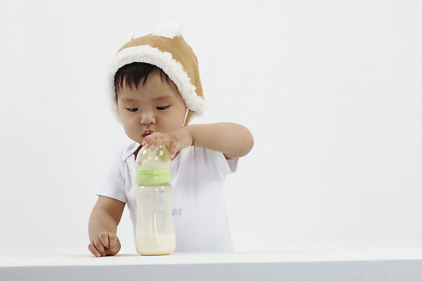 포토 JPG 스튜디오촬영 모자 남자 아들 의자 털모자 실내 한명 사람 동양인 손짓 상반신 가로 한국인 아기 닫기 젖병 남자만 남자한명만 아기만 남자아기만 남자아기한명만 국내포토 모자_잡화 1 잡화 가구 가족 모션 인종 내부 아기용품 파일형식