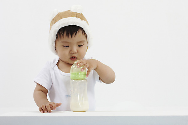 포토 JPG 스튜디오촬영 모자 남자 아들 의자 털모자 실내 한명 사람 동양인 손짓 상반신 가로 한국인 아기 닫기 젖병 남자만 남자한명만 아기만 남자아기만 남자아기한명만 국내포토 모자_잡화 1 잡화 가구 가족 모션 인종 내부 아기용품 파일형식