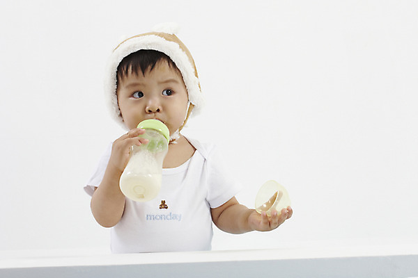 포토 JPG 스튜디오촬영 모자 남자 아들 의자 털모자 실내 한명 사람 동양인 상반신 가로 한국인 뚜껑 아기 젖병 먹기 남자만 남자한명만 아기만 남자아기만 남자아기한명만 국내포토 모자_잡화 1 잡화 가구 가족 모션 인종 내부 아기용품 파일형식