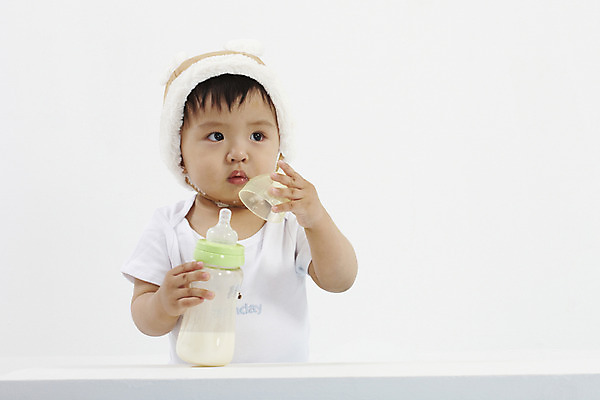 포토 JPG 스튜디오촬영 모자 남자 아들 의자 털모자 실내 한명 사람 동양인 상반신 가로 한국인 뚜껑 아기 젖병 남자만 남자한명만 아기만 남자아기만 남자아기한명만 국내포토 모자_잡화 1 잡화 가구 가족 인종 내부 아기용품 파일형식