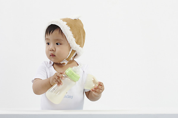 포토 JPG 스튜디오촬영 모자 남자 아들 의자 털모자 실내 한명 사람 동양인 상반신 가로 한국인 뚜껑 아기 젖병 남자만 남자한명만 아기만 남자아기만 남자아기한명만 국내포토 모자_잡화 1 잡화 가구 가족 인종 내부 아기용품 파일형식