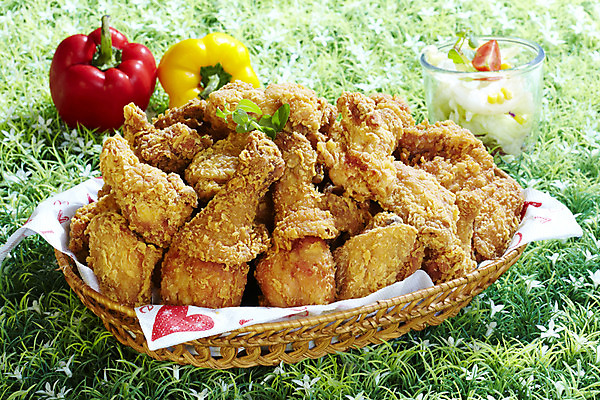 포토 JPG 스튜디오촬영 그릇 음식 잎 채소 잔 파프리카 실내 육류 잔디 사람없음 가로 바구니 치킨 프라이드치킨 닭고기 샐러드 냅킨 국내포토 식물 식기 식재료 내부 닭고기요리 파일형식