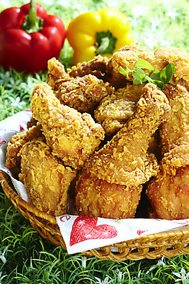 포토 JPG 스튜디오촬영 음식 잎 채소 파프리카 실내 육류 잔디 사람없음 아웃포커스 세로 바구니 치킨 프라이드치킨 닭고기 냅킨 국내포토 식물 식재료 촬영기법 내부 닭고기요리 파일형식