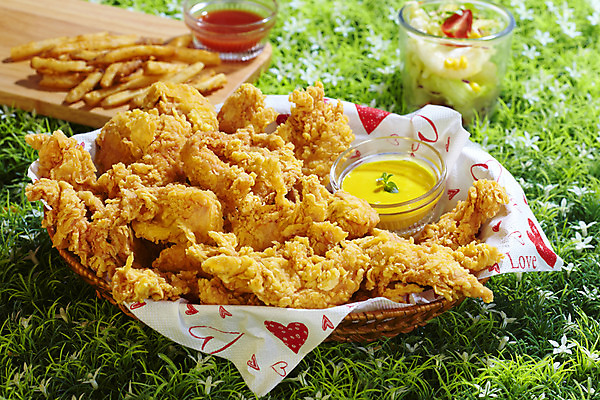 포토 JPG 스튜디오촬영 그릇 음식 잎 잔 도마 실내 육류 잔디 사람없음 아웃포커스 가로 바구니 치킨 프라이드치킨 닭고기 샐러드 감자튀김 냅킨 종지 나무도마 국내포토 식물 식기 식재료 주방용품 감자 촬영기법 내부 목재 튀김 닭고기요리 파일형식