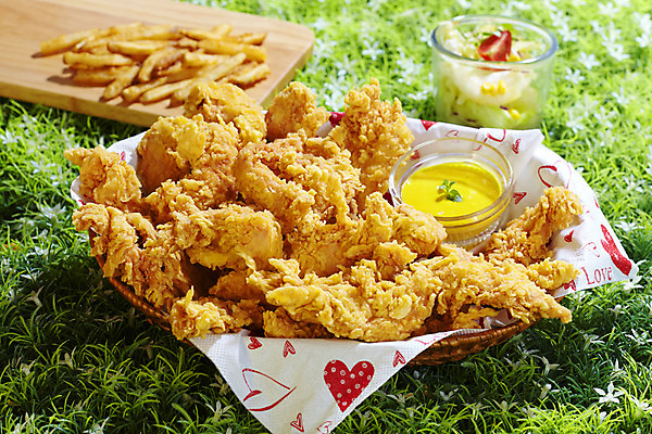 포토 JPG 스튜디오촬영 그릇 음식 잎 잔 도마 실내 육류 잔디 사람없음 아웃포커스 가로 바구니 치킨 프라이드치킨 닭고기 샐러드 감자튀김 냅킨 종지 나무도마 국내포토 식물 식기 식재료 주방용품 감자 촬영기법 내부 목재 튀김 닭고기요리 파일형식