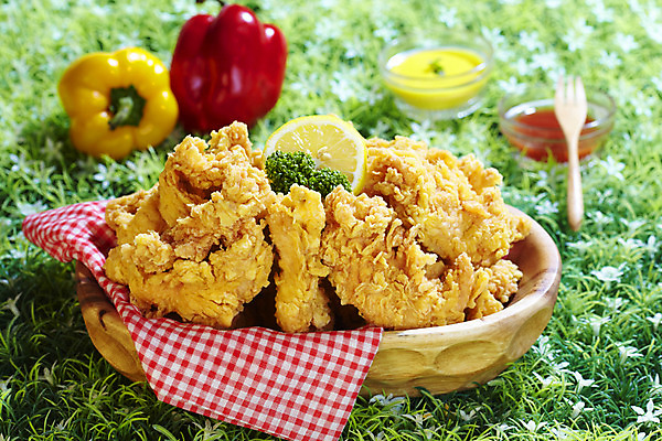 포토 JPG 스튜디오촬영 그릇 식기 음식 포크 채소 파프리카 실내 파슬리 육류 잔디 사람없음 아웃포커스 가로 바구니 치킨 프라이드치킨 닭고기 천 레몬 냅킨 종지 나무그릇 국내포토 식물 과일 식재료 촬영기법 내부 목재 직물 닭고기요리 파일형식