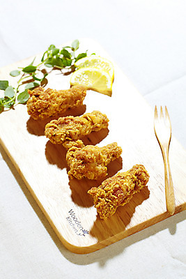 포토 JPG 스튜디오촬영 식물 식기 음식 줄기 조각 포크 잎 도마 실내 육류 사람없음 아웃포커스 세로 하이앵글 치킨 프라이드치킨 닭고기 레몬 나무도마 국내포토 뷰포인트 과일 식재료 주방용품 촬영기법 내부 목재 닭고기요리 파일형식