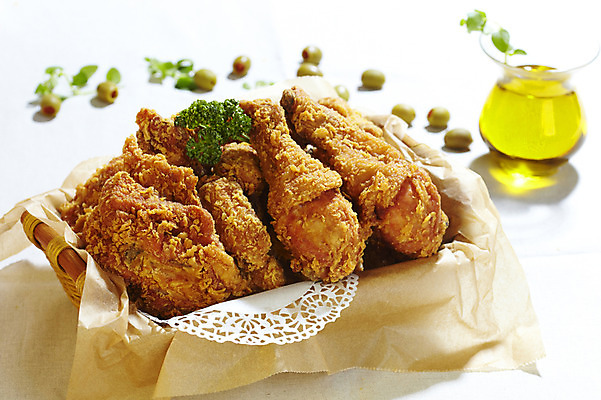 포토 JPG 스튜디오촬영 열매 음식 잎 유리병 실내 파슬리 육류 사람없음 아웃포커스 가로 바구니 치킨 프라이드치킨 닭고기 올리브오일 올리브 기름종이 국내포토 레이스천 식물 종이 채소 식재료 병_용기 촬영기법 내부 직물 기름_음식 닭고기요리 파일형식