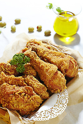 포토 JPG 스튜디오촬영 열매 음식 잎 유리병 실내 파슬리 육류 사람없음 아웃포커스 세로 바구니 치킨 프라이드치킨 닭고기 올리브오일 올리브 기름종이 국내포토 레이스천 식물 종이 채소 식재료 병_용기 촬영기법 내부 직물 기름_음식 닭고기요리 파일형식