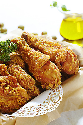 포토 JPG 스튜디오촬영 열매 음식 잎 유리병 실내 파슬리 육류 근접촬영 사람없음 아웃포커스 세로 바구니 치킨 프라이드치킨 닭고기 올리브오일 올리브 기름종이 국내포토 레이스천 식물 종이 뷰포인트 채소 식재료 병_용기 촬영기법 내부 직물 기름_음식 닭고기요리 파일형식