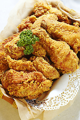 포토 JPG 스튜디오촬영 음식 실내 파슬리 육류 사람없음 세로 하이앵글 바구니 치킨 프라이드치킨 닭고기 기름종이 국내포토 레이스천 종이 뷰포인트 채소 식재료 내부 직물 닭고기요리 파일형식